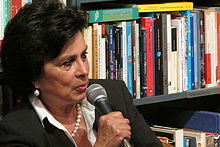 Laura Restrepo during a conference about Hot Sur in El Buscón library, Caracas