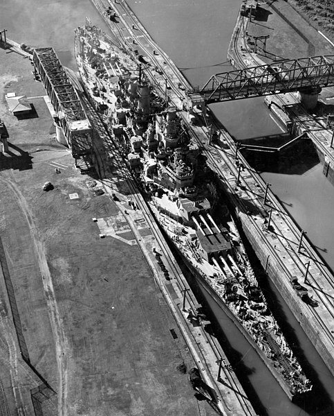 Archivo:Missouri panama canal.jpg