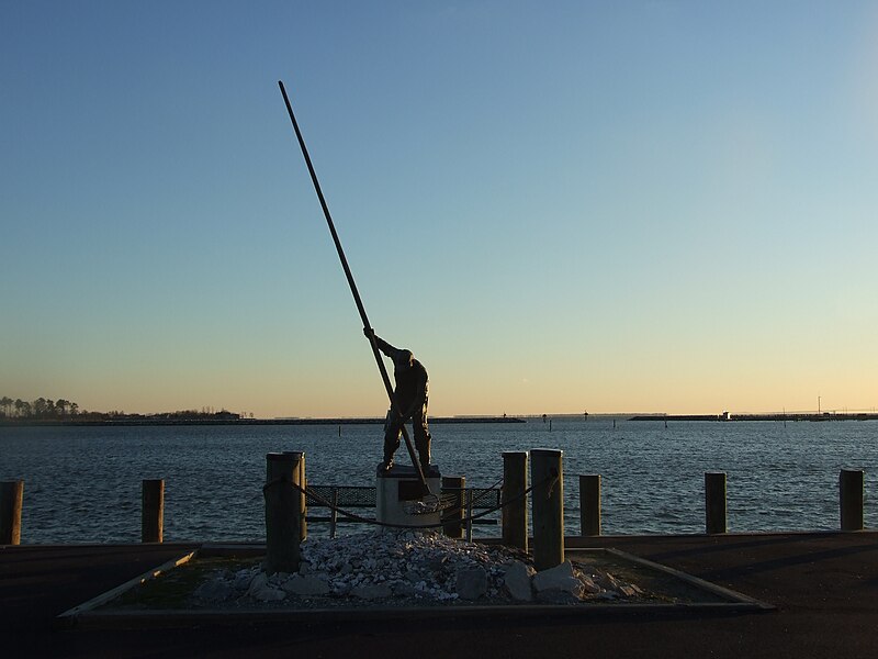 File:Oyster Tonging Statue 002.jpg