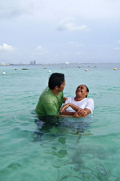 Archivo:Bautismo en agua pentecostales.JPG