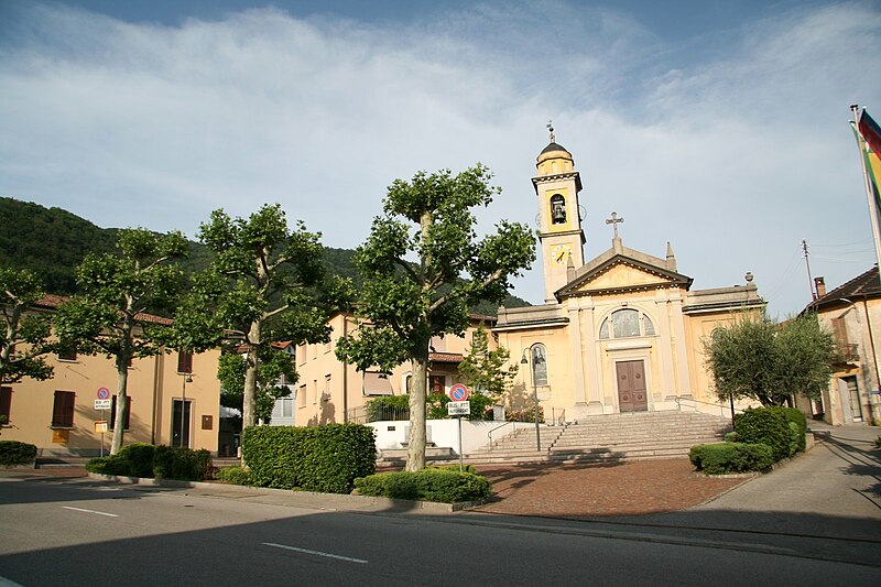 Archivo:Piazza municipio Vacallo.JPG