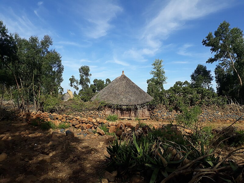 File:Thatched roofs in Kerene.jpg