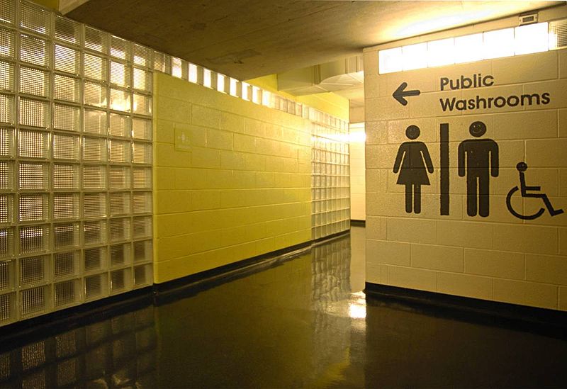 File:Urbeach-washrooms-changerooms-glass-brick-architecture.jpg