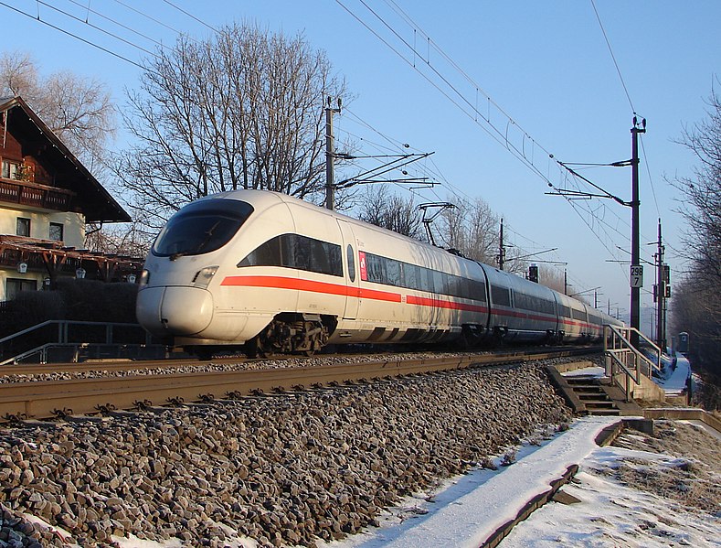 File:ÖBB4011 Schneewalchen.jpg