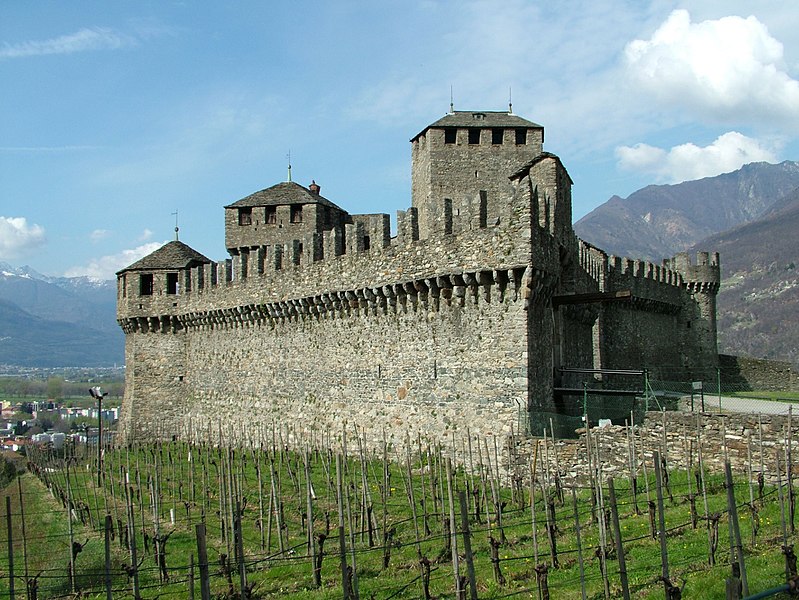 File:Bellinzona Castel di Montebello.jpg