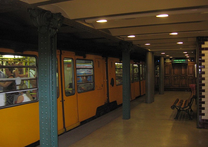 Файл:MetroBudapest-Vörösmarty utca.jpg