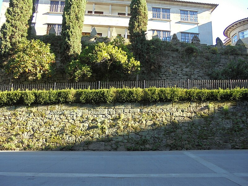 Archivo:Pontevedra capital Muralla medieval.jpg