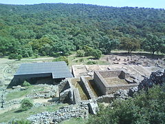 Lado Norte del Foro. Al fondo a la izquierda, la cubierta de las Termas.