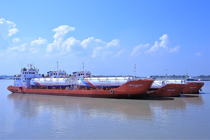 File:Barges Omera.jpg