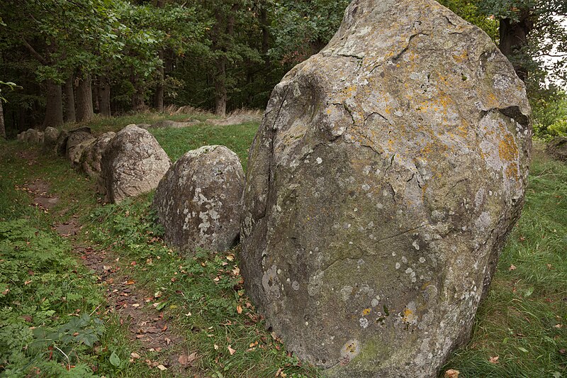 File:Dolmen Dwasieden1.jpg