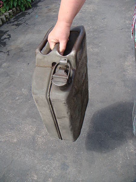 File:Jerrycan Einmann Tragweise.JPG