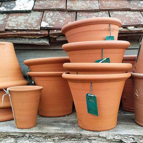 File:Red terracotta flowerpots.jpg