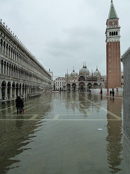 Файл:San marco aqua alta.JPG