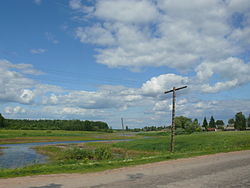 Река Векша. Справа — деревня Усполонь