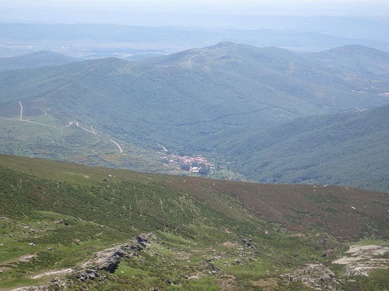 Archivo:Brañosera desde Valdecebollas.jpg