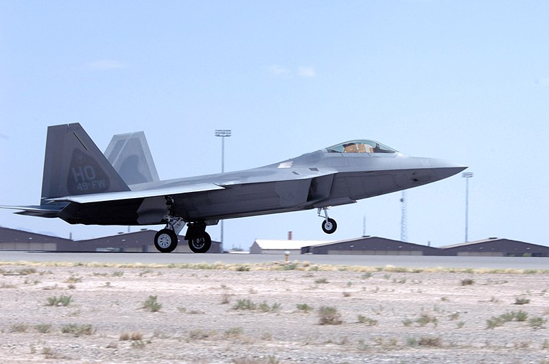 Archivo:Holloman AFB F-22.jpg