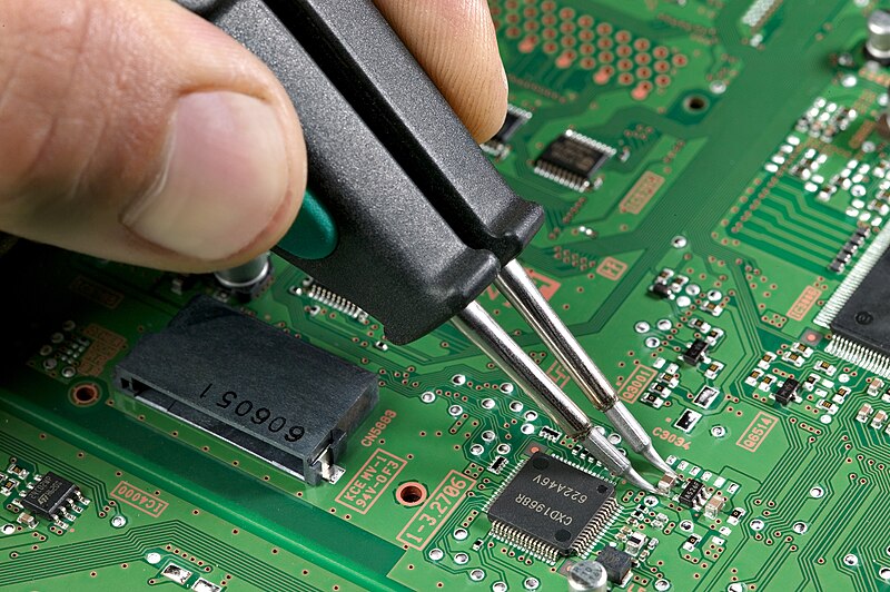 File:Soldering a 0805.jpg