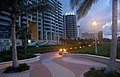 Entrada del Parque Lummus y Ocean Drive hacia el paseo marítimo de Miami Beach, FL