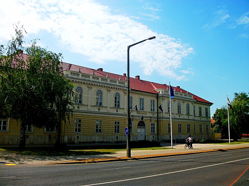 File:Town Hall, Hajdúszoboszló 02.JPG