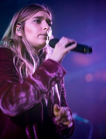 Vérité performing at the Troubadour in West Hollywood, California, in September 2017