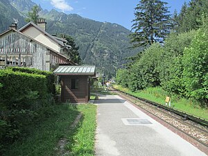 Single-story shelter on side platform