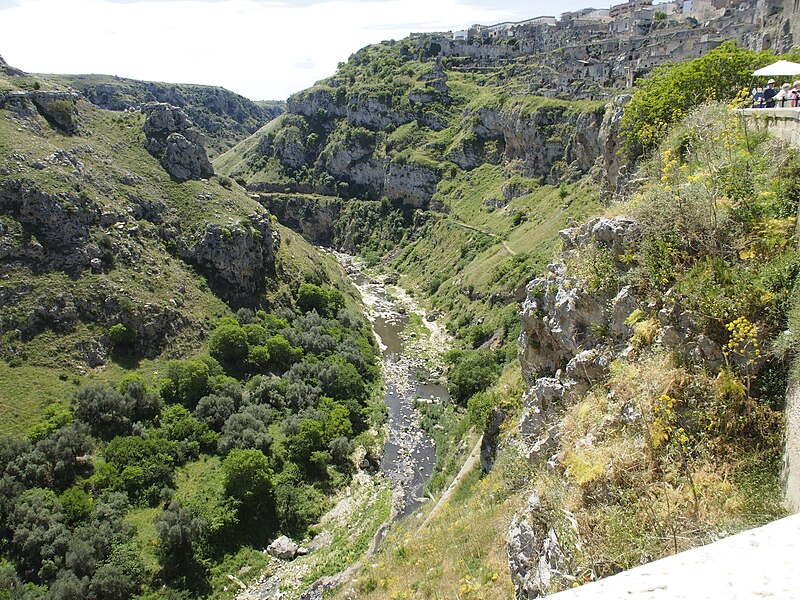 File:Gravina di Matera (2).jpg