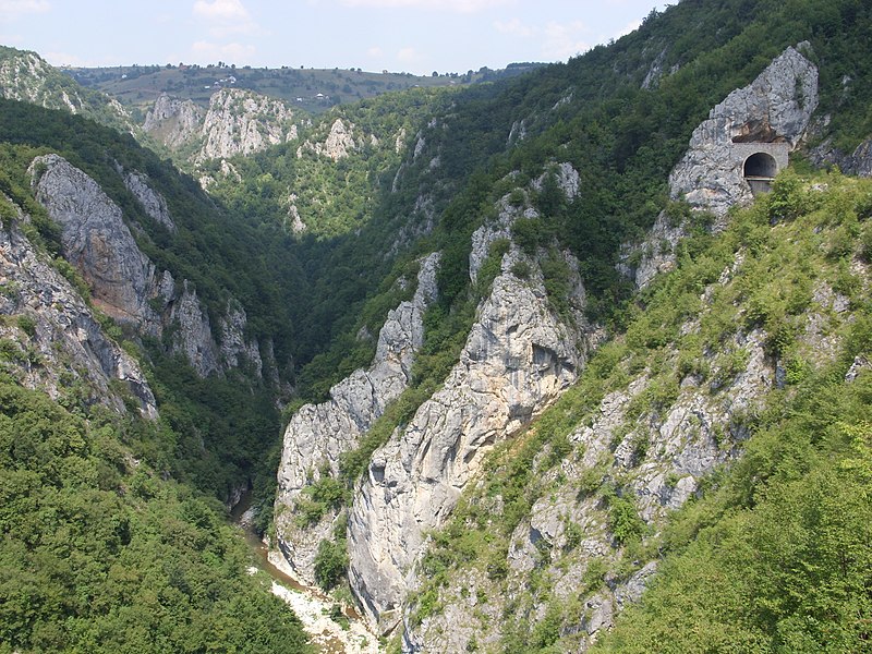 File:Ibar Canyon Montenegro.JPG