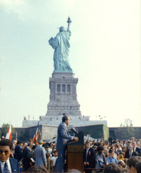 Archivo:Nixon at Liberty Island.jpg