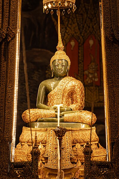 File:พระเเก้วมรกตเครื่องทรงฤดูฝน.jpg