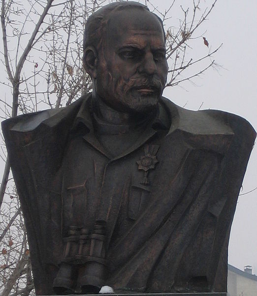 Файл:Monte Melkonian bust.jpg