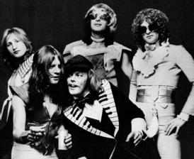 Mott the Hoople в 1974 году. (Слева направо: Дейл Гриффин[англ.], Лютер Грозвенор[англ.], Морган Фишер[англ.] (фронт), Пит Оверенд Уоттс[англ.], Иэн Хантер)