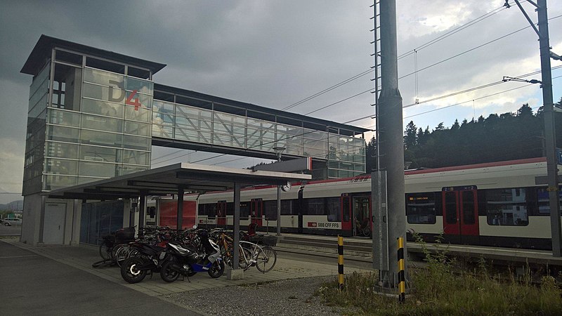 File:Root D4 railway station.jpg