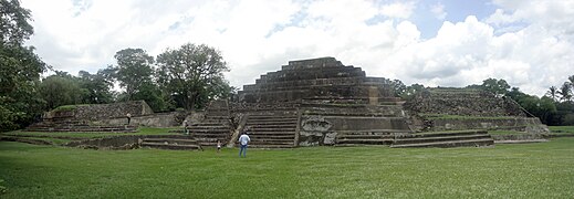 Vista panorámica del lado norte de la estructura B1-1.