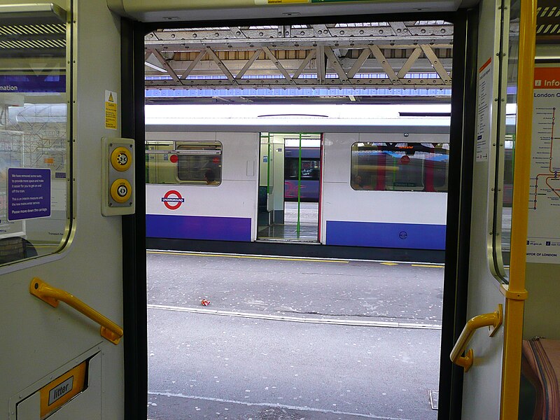 File:Barking-London-Double-Cross-Platform-Interchange.jpg