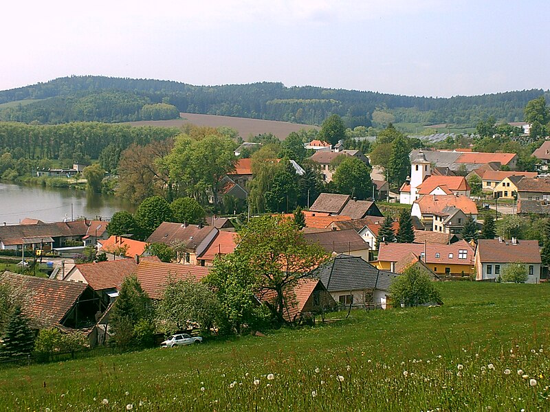 File:Popovice - celkový pohled.jpg