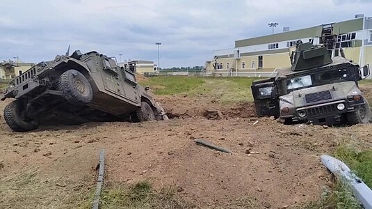 Два бронеавтомобиля Хамви, застрявшие в окопе и брошенные диверсантами на МКПП Грайворон при отступлении[48]