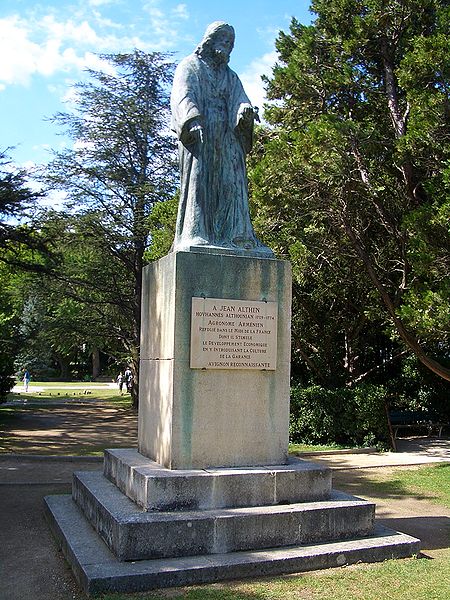 Файл:Avignon-Jean-Althen-statue-5608.jpg