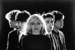 Blondie in 1977 (l-r): Gary Valentine, Clem Burke, Debbie Harry, Chris Stein, Jimmy Destri