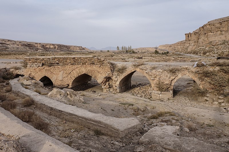 Archivo:Safavid-period bridge, Izadkhvast 01.jpg