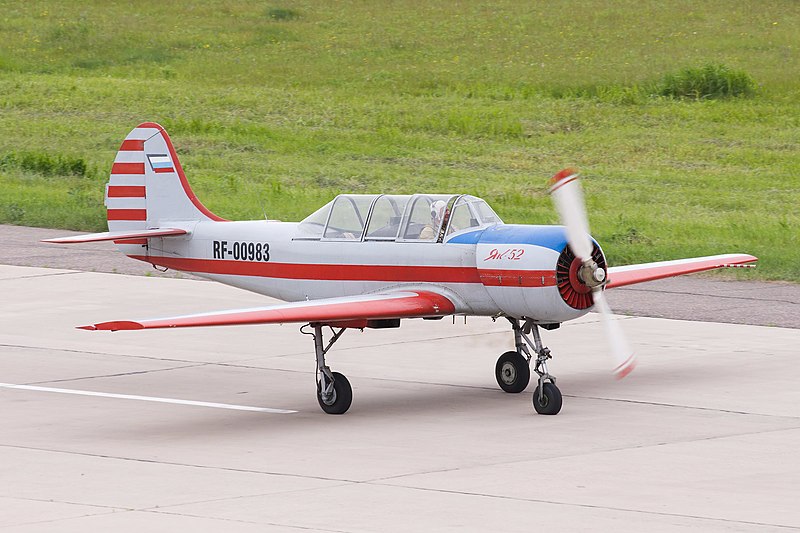 Файл:Yakovlev Yak-52.jpg