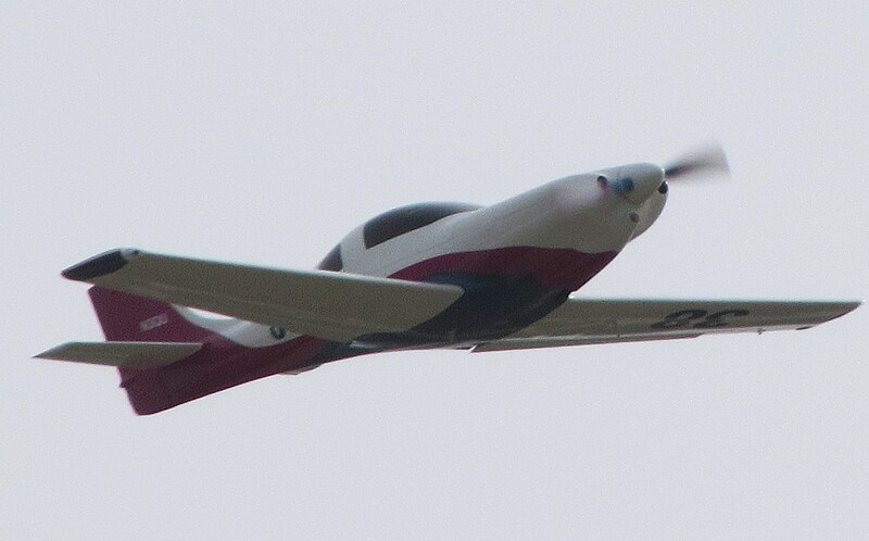 Archivo:Lancair320takeoff.jpg