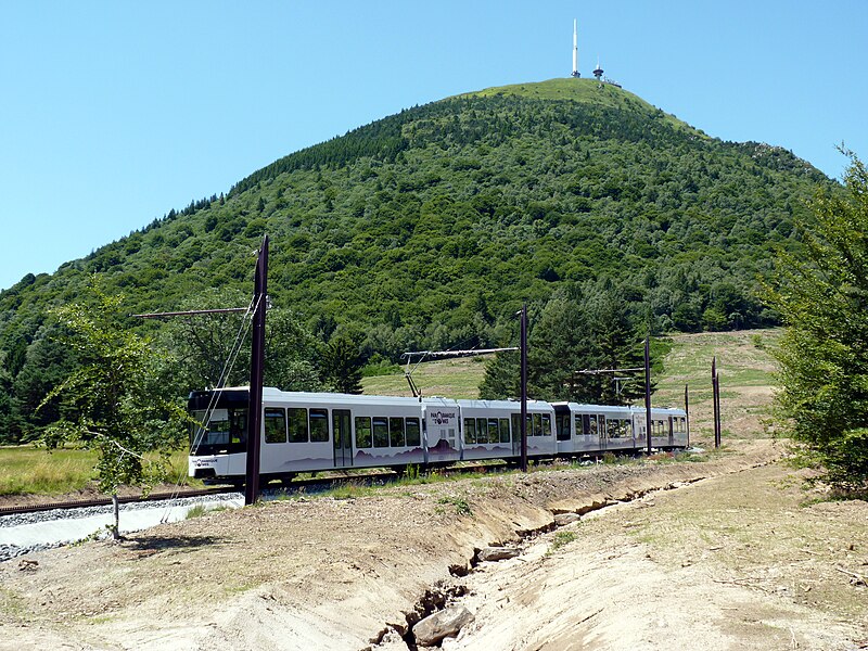 File:Panoramique des Dômes.JPG