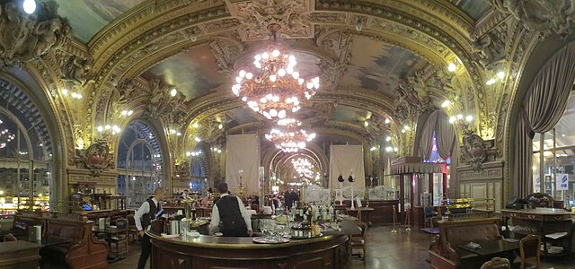 El restaurante Train Bleu en la Gare de Lyon (1902). Daba hacia fuera de la fachada de la estación por un lado y hacia los andenes por el otro.