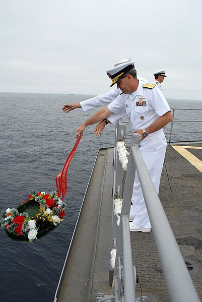 Файл:USS Wahoo wreath-laying 20070708.jpg