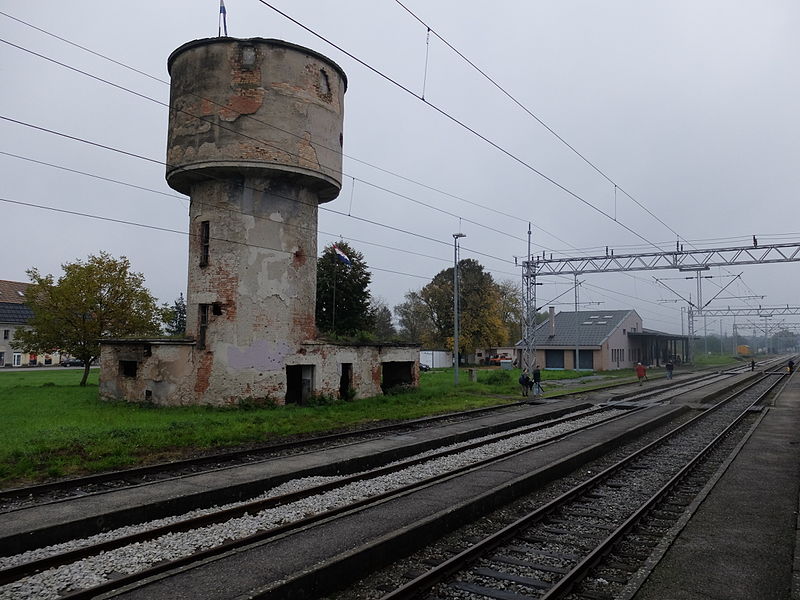 File:Sunja (Bahnhof).jpg