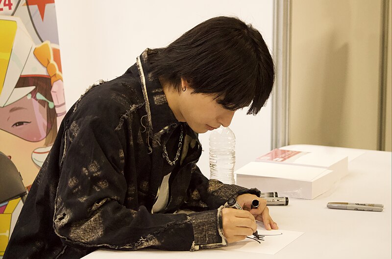 File:Who-ya Extended signing autograph.jpg