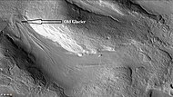 Antiguo glaciar justo al norte del cráter Sinton. Este es uno de los muchos glaciares de la región. Ampliación de una imagen anterior del lado oeste de Sinton.