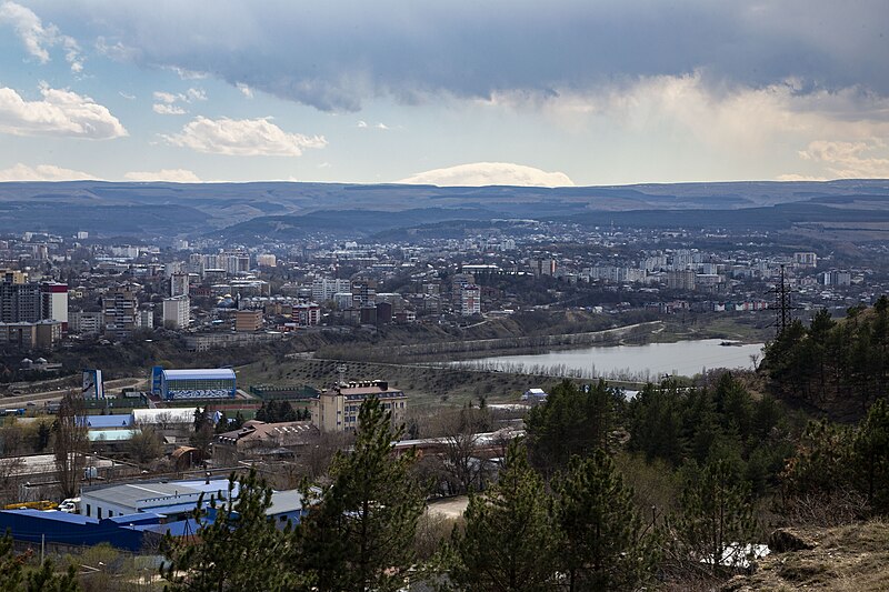 Файл:Апрель в Кисловодске.jpg