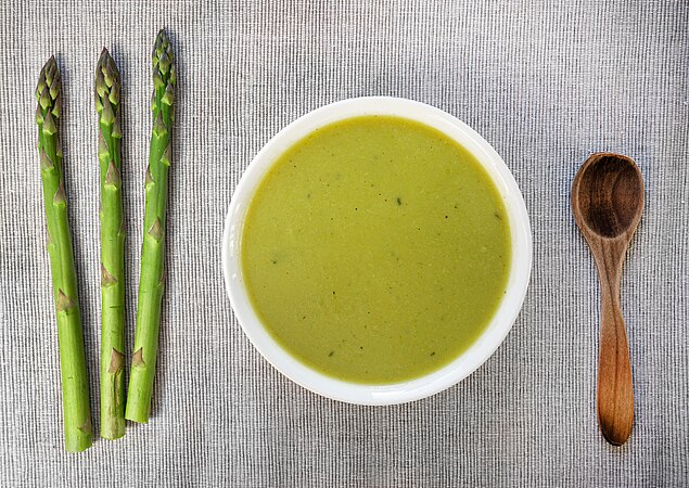 圖為一碗蘆筍湯（英语：Cream of asparagus soup）。