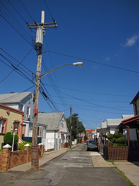 File:Canarsie bungalows (4847150771).jpg